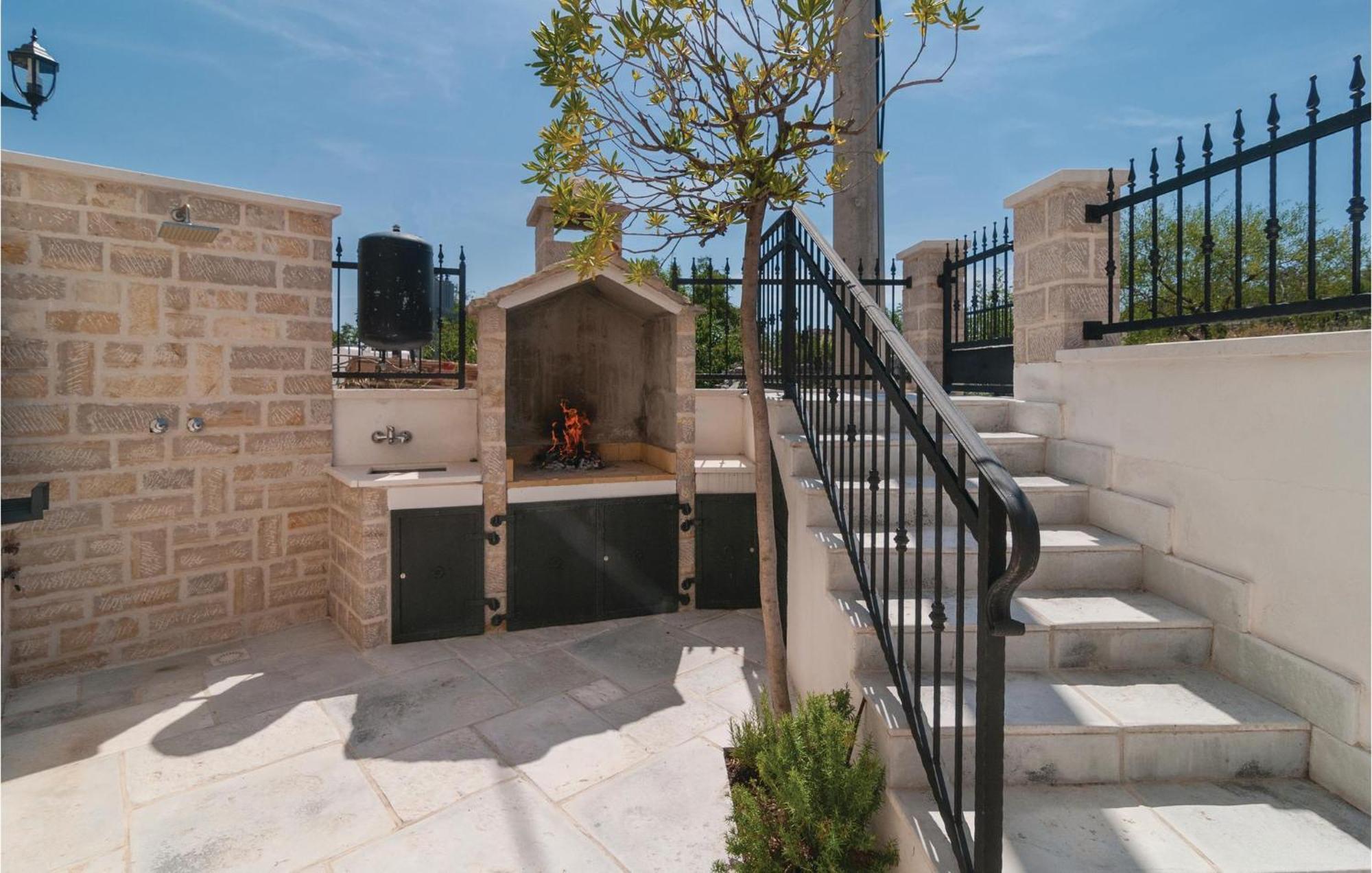 Stunning Home In Primosten With Kitchen Εξωτερικό φωτογραφία